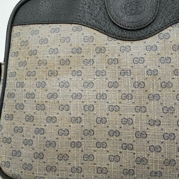 Gucci Gray Monogram Crossbody with Navy Trim - Picture 3 of 13